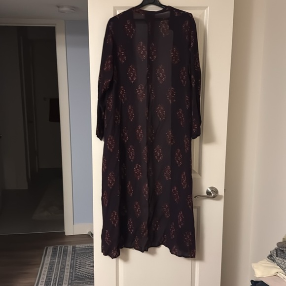 Gorgeous, sheer overdress. Beautiful button details. Rayon and linen - Picture 5 of 5